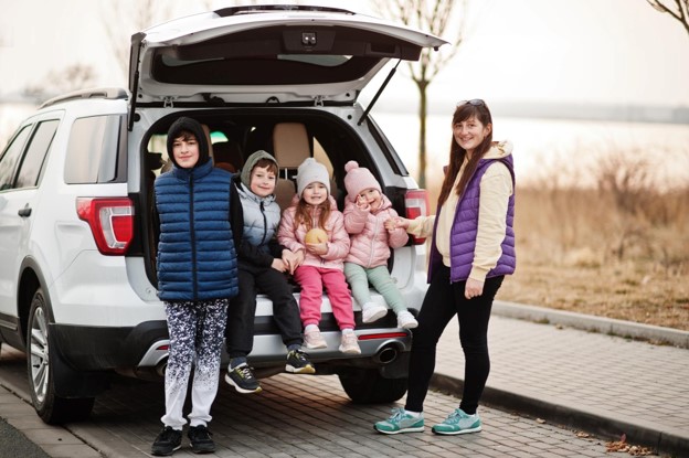 Ideal family travel by cab from Noida to Agra